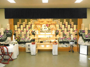 開栄寺　大ホール祭壇例